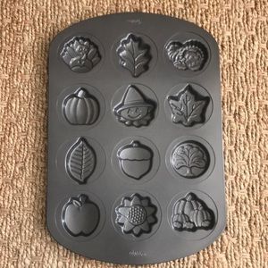 Final Clearance Fall decor cake Pan Wilton